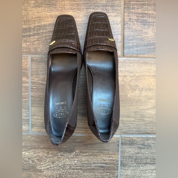 Joan & David Dark Brown Croc-Embossed Heels - Picture 2 of 6